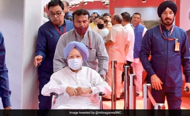 হুইলচেয়ারে চেপে রাষ্ট্রপতি নির্বাচনে ভোট দিলেন ৮৯ বছর বয়সী মনমোহন