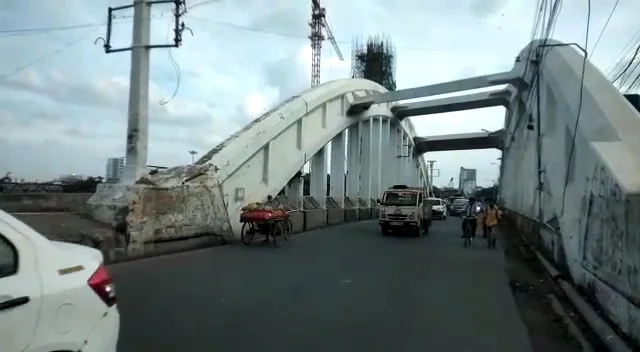 হাওড়ায় বাঙালবাবু সেতুর উপর থেকে নিচে রেললাইনে পড়ে গেল যুবক