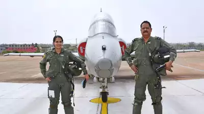 একই বিমান চালিয়ে নজির গড়লেন বাবা ও মেয়ে