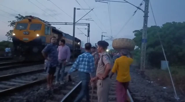 লাইনচ্যুত হলো পণ্যবাহী ট্রেন, দুর্ঘটনায় ব্যাহত দক্ষিণ-পূর্ব শাখার রেল পরিষেবা