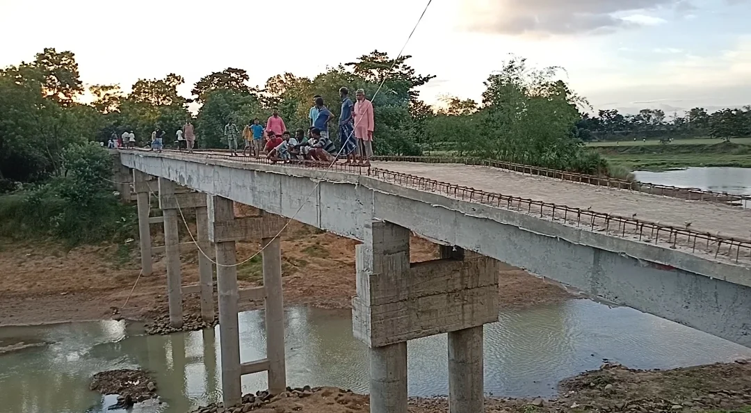 সাধারণ মানুষকে স্বস্তি দিয়ে, খড়গ্রামের ঝিল্লী অঞ্চলে ব্রাহ্মণী নদীর উপর ফুটব্রিজ