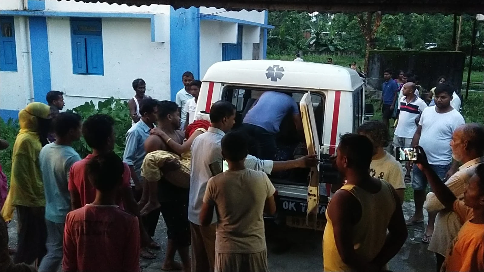 পাঁচ মিনিটের ঝড়ে  লন্ডভন্ড বানারহাট