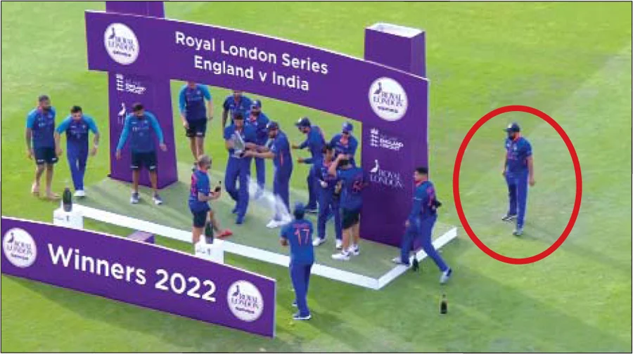 ম্যাঞ্চেস্টারে সিরিজ জয়ের মধ্যে শ্যাম্পেন উদযাপন এড়ালেন সিরাজ, শামি