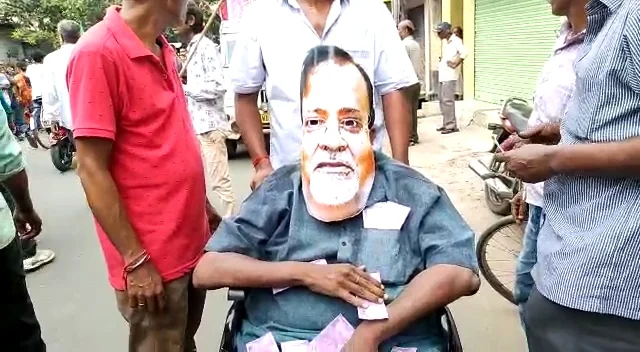 পার্থ সাজিয়ে, হুইলচেয়ারে বসিয়ে রবিবাসরীয় ভিড় জমাবার চেষ্টা বিজেপির