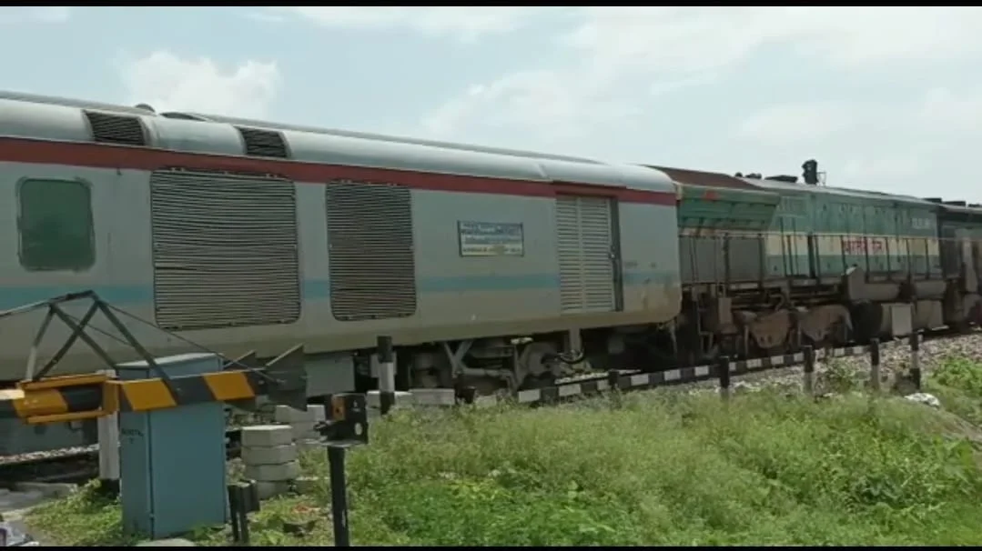 লেভেল ক্রসিং এ দাঁড়িয়ে পরল সিকিম- মহানন্দা এক্সপ্রেস, চাঞ্চল্য বিন্নাগুড়িতে