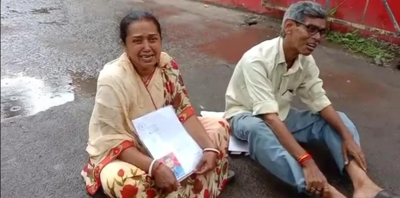 নিখোঁজ পড়ুয়া ছেলেকে খুঁজে দেওয়ার আর্তনাদ, থানার সামনে ধর্না দম্পতির