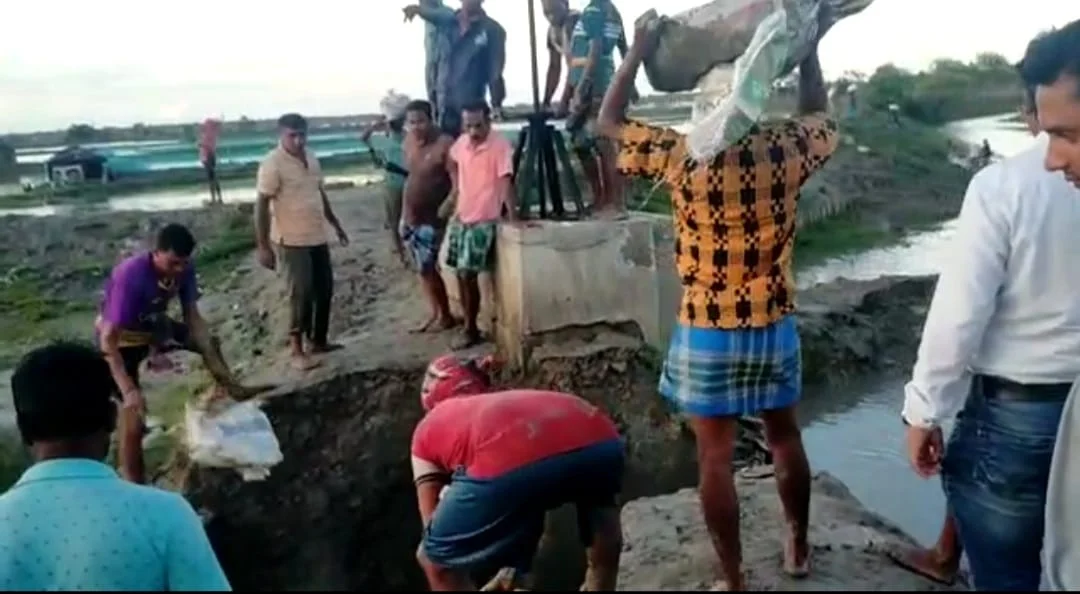 ‌হিঙ্গলগঞ্জের গৌড়েশ্বর নদীর বাঁধ ভাঙলো, ক্ষতিগ্রস্ত স্লুইজগেট