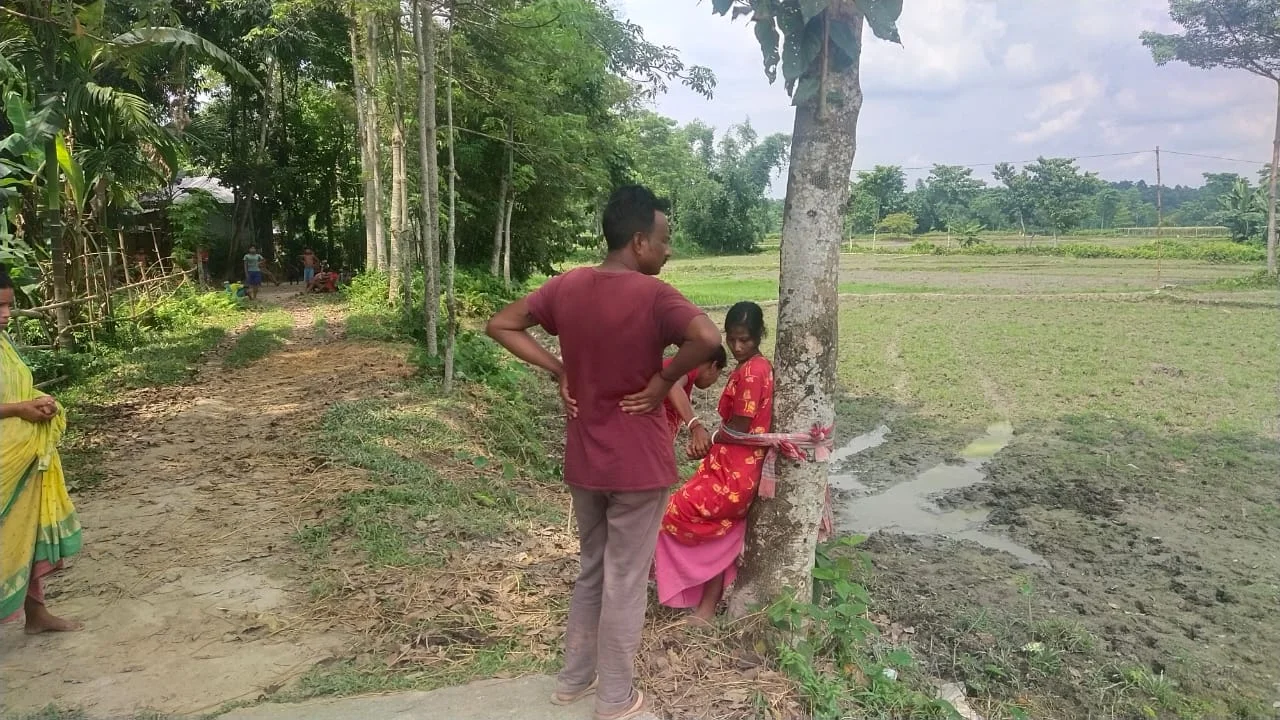 স্বামীর আবার  বিয়ে করায় নতুন বিবাহিতা স্ত্রীকে গাছে বেঁধে রাখল আরেক স্ত্রী