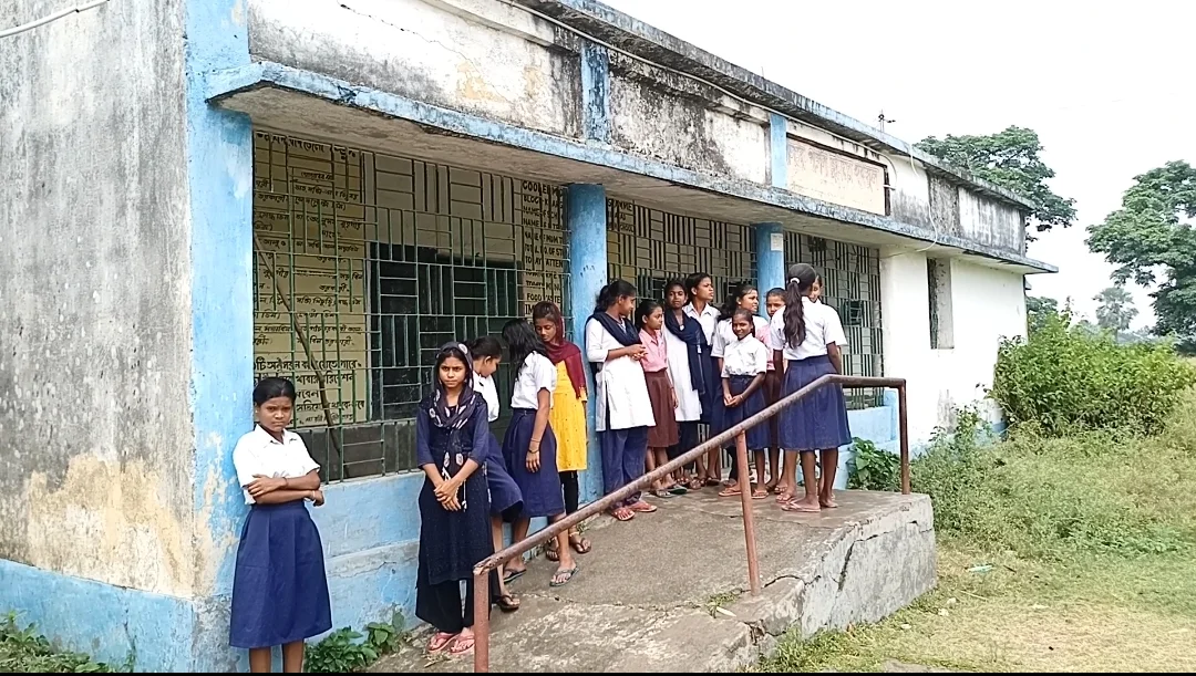 একমাত্র শিক্ষিকা বদলি হয়ে যাওয়ায় বন্ধের মুখে মুর্শিদাবাদের খাসপুর গার্লস জুনিয়র হাই স্কুল