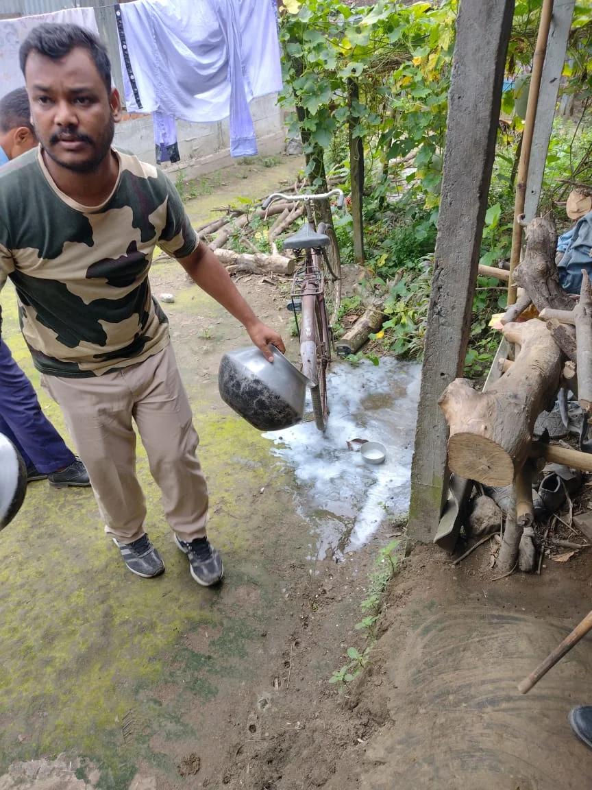 চা বাগানের চুল্লু ঠেকে অভিযান, বাজেয়াপ্ত দেশি মদ, গ্রেফতার ৪