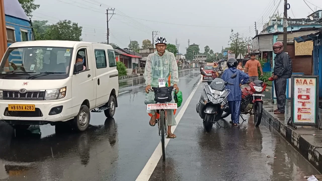 ডুয়ার্স: "গো গ্রীন" এই বার্তাকে সামনে রেখে সাইকেল নিয়ে লাদাখের উদ্দেশ্যে রওনা এক যুবকের