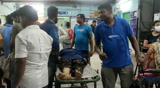 অসুস্থ স্ত্রীকে ডাক্তার দেখিয়ে ফেরার পথে বাইকে লরির ধাক্কা, মৃত স্ত্রী, আশঙ্কাজনক স্বামী