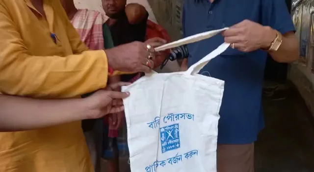 বালিতে প্লাস্টিক বর্জনের বার্তা দিয়ে বাজারে ক্রেতাদের হাতে  কাপড়ের ব্যাগ তুলে দিলেন প্রাক্তন তৃণমূল কাউন্সিলর