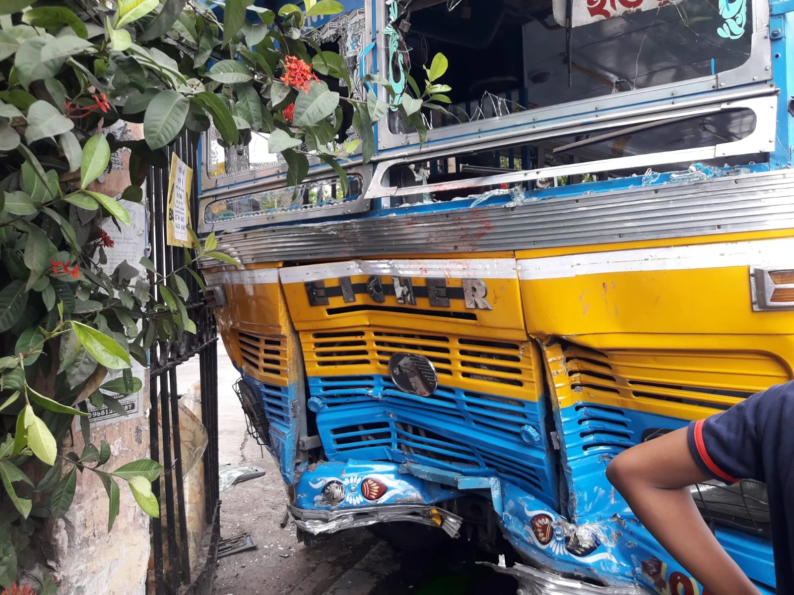 বেহালা চৌরাস্তায় বাসের সঙ্গে একটি স্কুল গাড়ির মুখোমুখি সংঘর্ষ, ঘটনাস্থলে পুলিশ