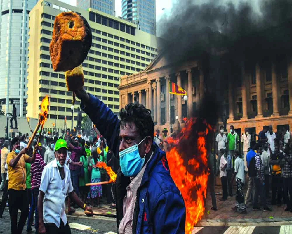 ফের সরকার বিরোধী স্লোগানে অগ্নিগর্ভ শ্রীলঙ্কা, বিক্ষোভ দমনে কারফিউ