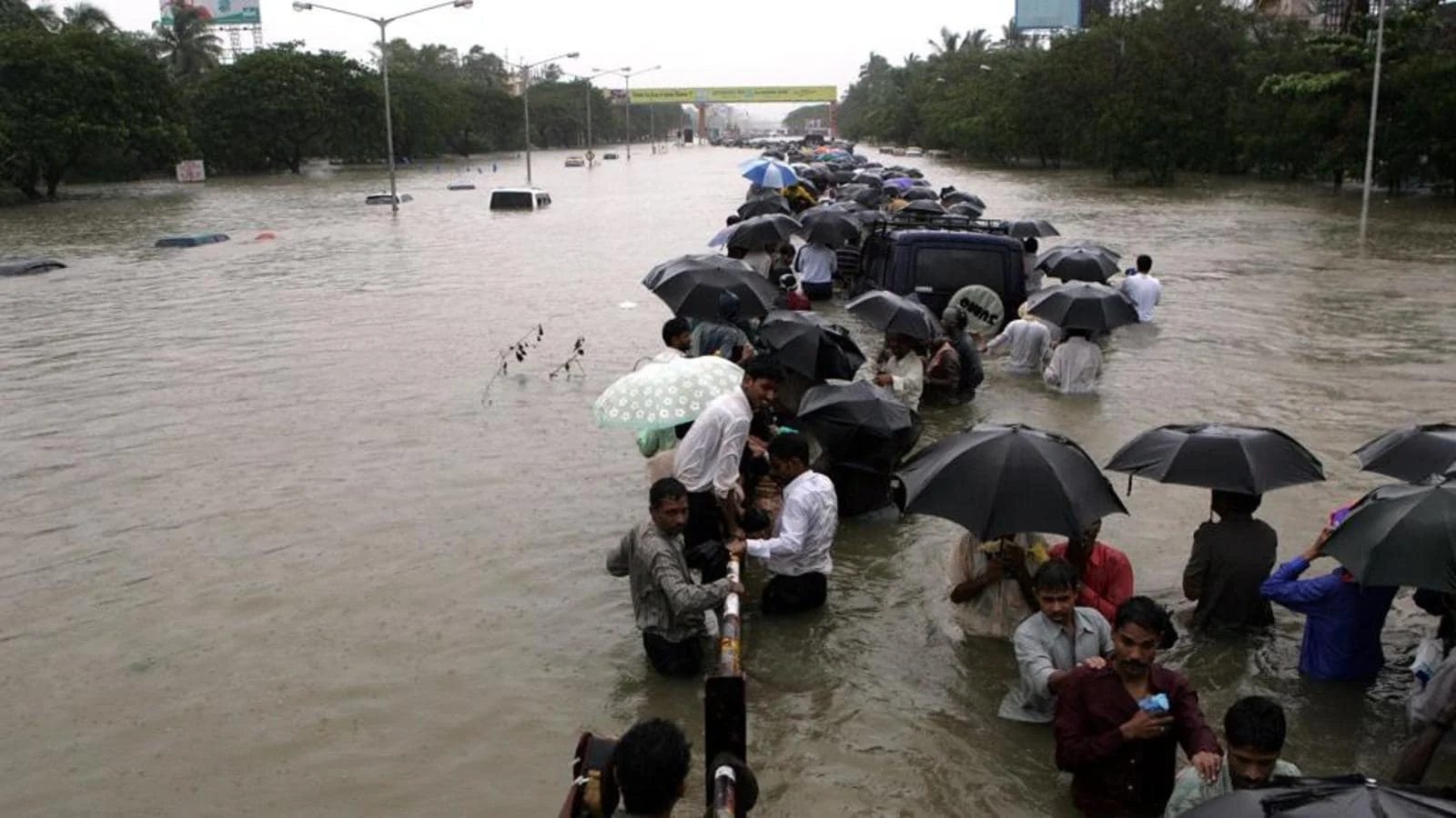 টানা বৃষ্টিতে বানভাসী বাণিজ্য নগরী মুম্বই, জারি লাল ও কমলা সতর্কতা