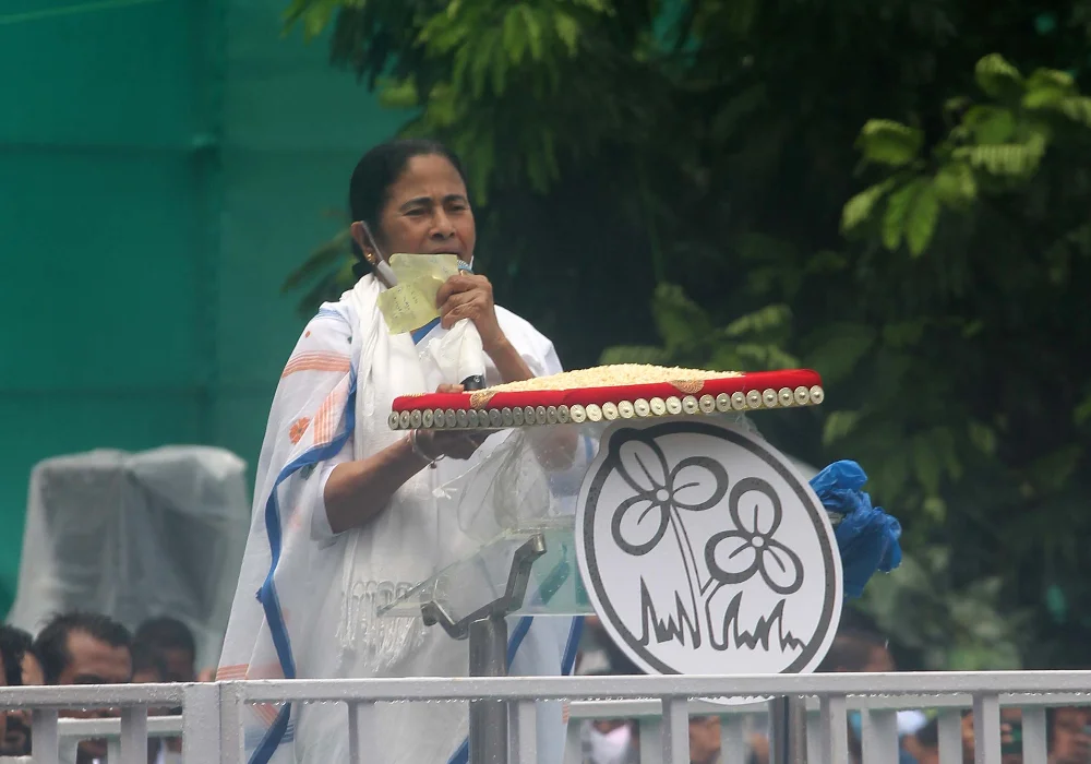 ২১ শে'র মঞ্চ থেকেই দিল্লি দখলের ডাক মমতার