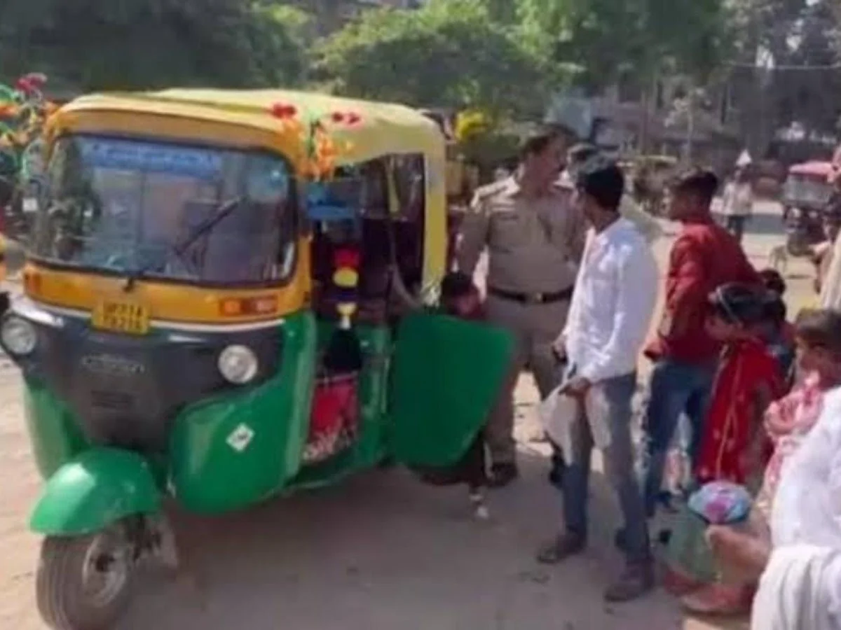 ঘটে যেত দূর্ঘটনা,  অটোরিকশায় ২৭ জন যাত্রী, দেখুন ভাইরাল ভিডিও
