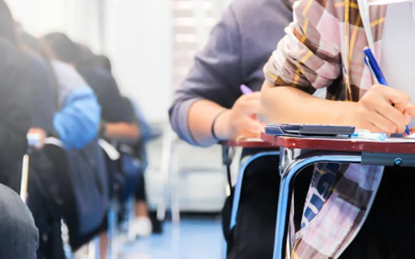 নিট: ­অন্তর্বাস খুলতে বাধ্য করা হল পরীক্ষার্থীদের