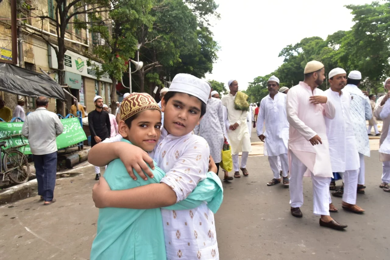 শান্তি ও সম্প্রীতির বার্তা দিয়ে কলকাতায় উদযাপিত হল পবিত্র ঈদুল আযহা, দেখুন লেন্স বন্দি সেই মূহুর্ত