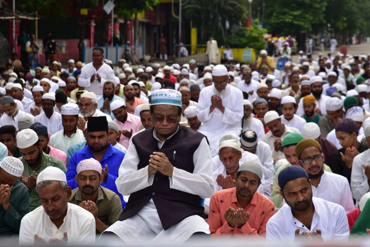শান্তি ও সম্প্রীতির বার্তা দিয়ে কলকাতায় উদযাপিত হল পবিত্র ঈদুল আযহা, দেখুন লেন্স বন্দি সেই মূহুর্ত