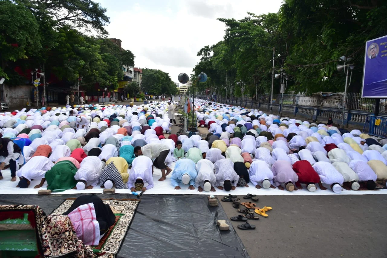 শান্তি ও সম্প্রীতির বার্তা দিয়ে কলকাতায় উদযাপিত হল পবিত্র ঈদুল আযহা, দেখুন লেন্স বন্দি সেই মূহুর্ত