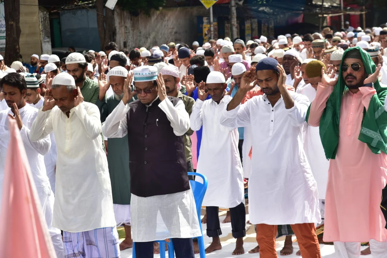 শান্তি ও সম্প্রীতির বার্তা দিয়ে কলকাতায় উদযাপিত হল পবিত্র ঈদুল আযহা, দেখুন লেন্স বন্দি সেই মূহুর্ত