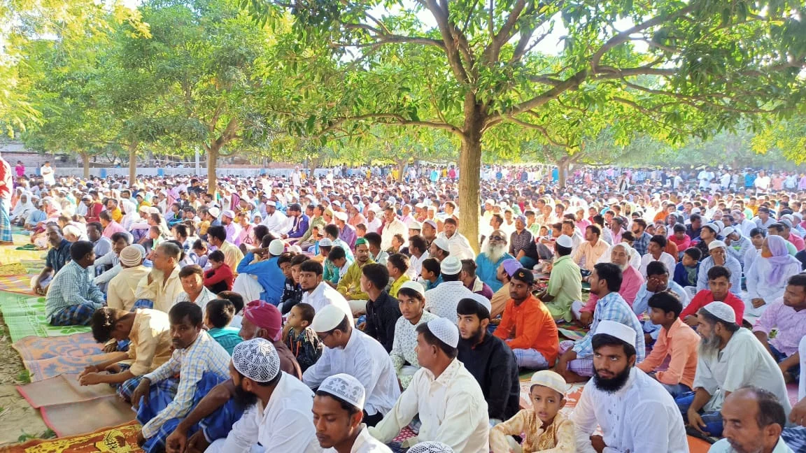 করোনা পরিস্থিতি কাটিয়ে মুর্শিদাবাদে ঈদের মাঠে নামায আদায়