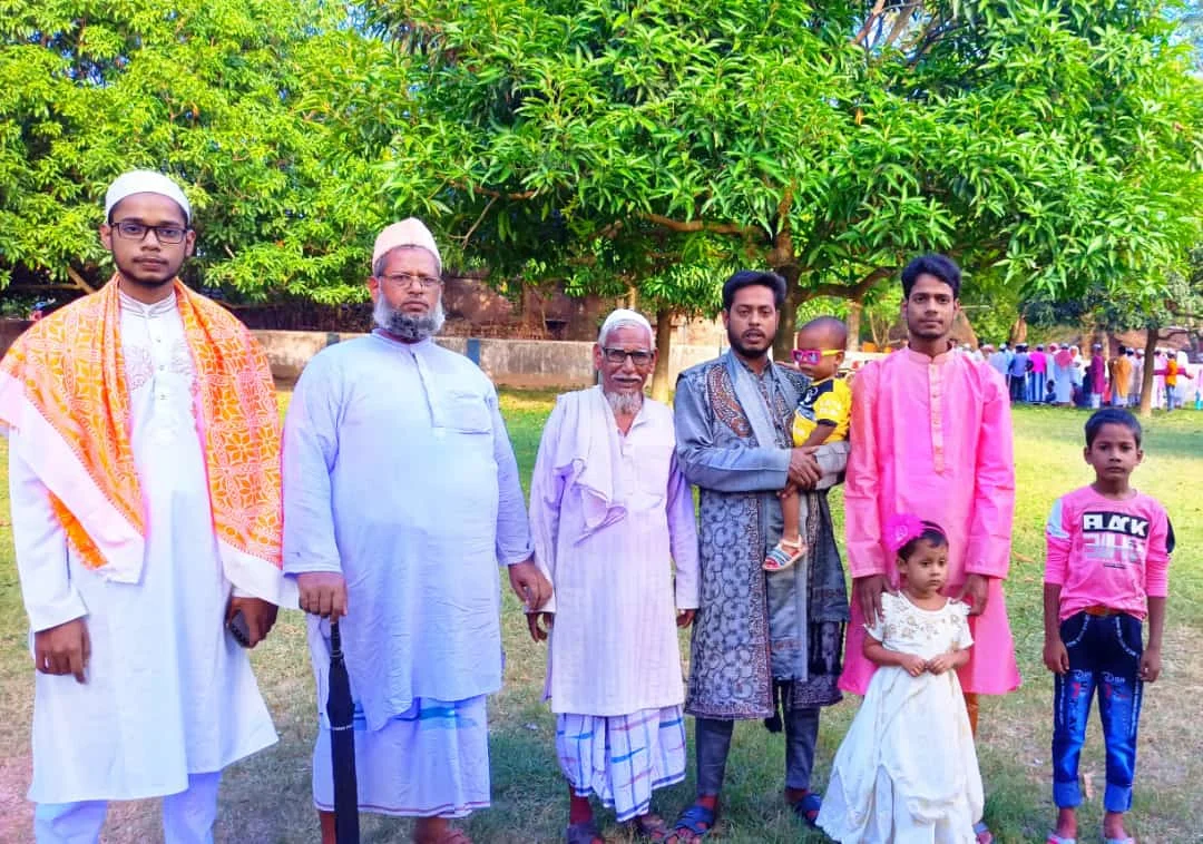 করোনা পরিস্থিতি কাটিয়ে মুর্শিদাবাদে ঈদের মাঠে নামায আদায়