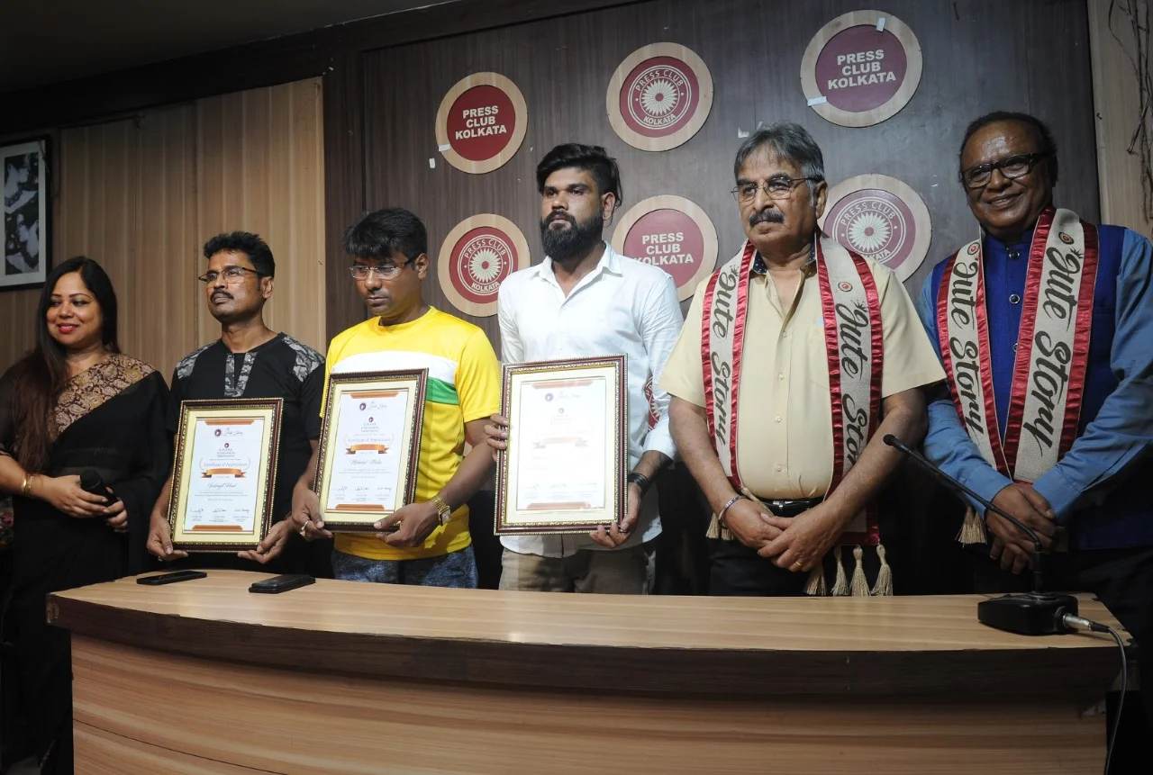 লৌহকপাটের ওপার থেকে নিজেদের শিল্প দিয়ে মুক্তির বার্তা দিচ্ছেন মইদুল, মুখলেশুর,ইন্দ্রজিতরা