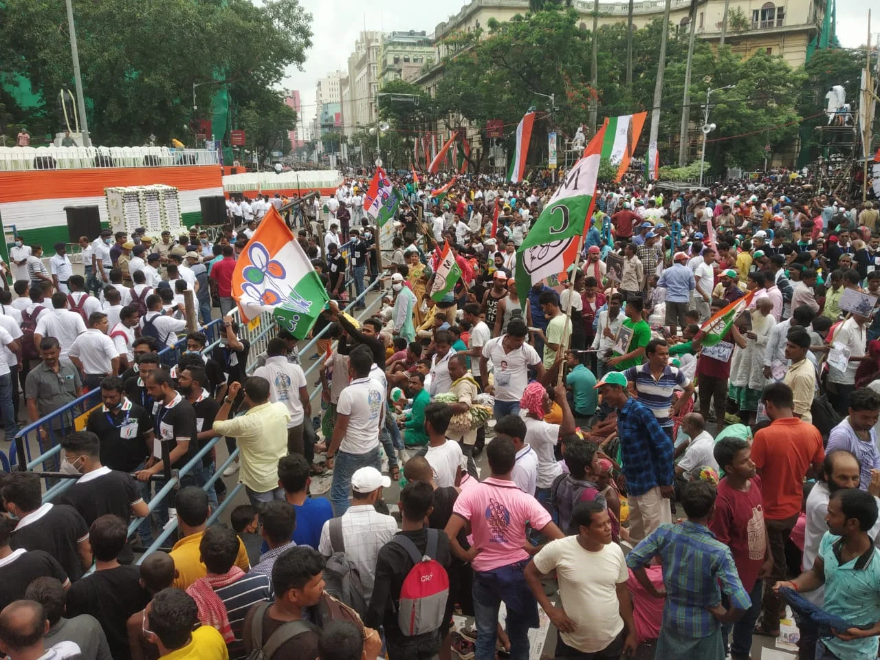 আজ ২১ জুলাই, সকাল থেকেই ধর্মতলামুখী তৃণমূল কর্মী - সমর্থকরা, দেখুন ছবি