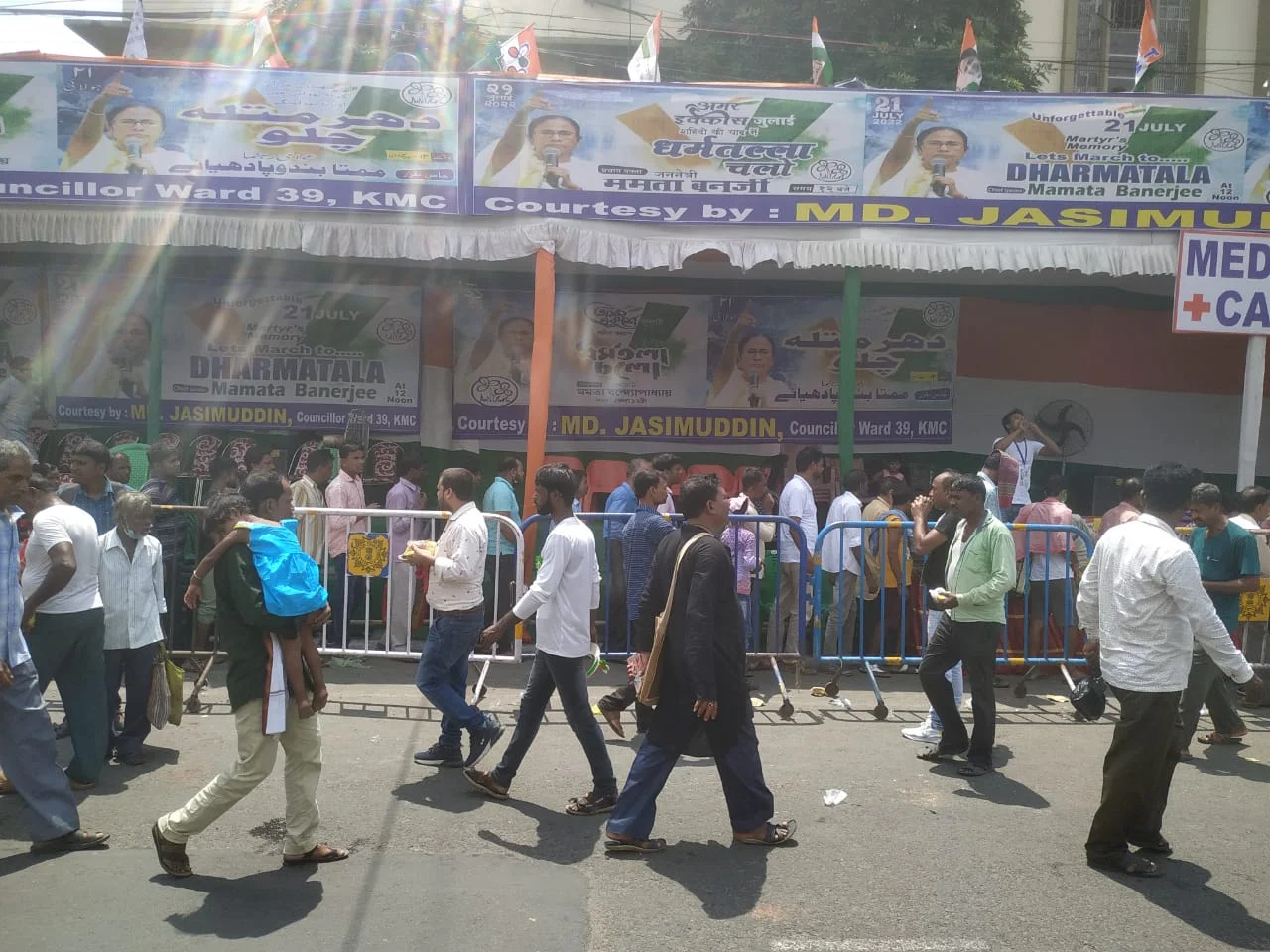 ২১শে জুলাইঃ শিয়ালদহ, এম জি রোড চত্বরের ছবি পুবের কলম ডিজিটালে