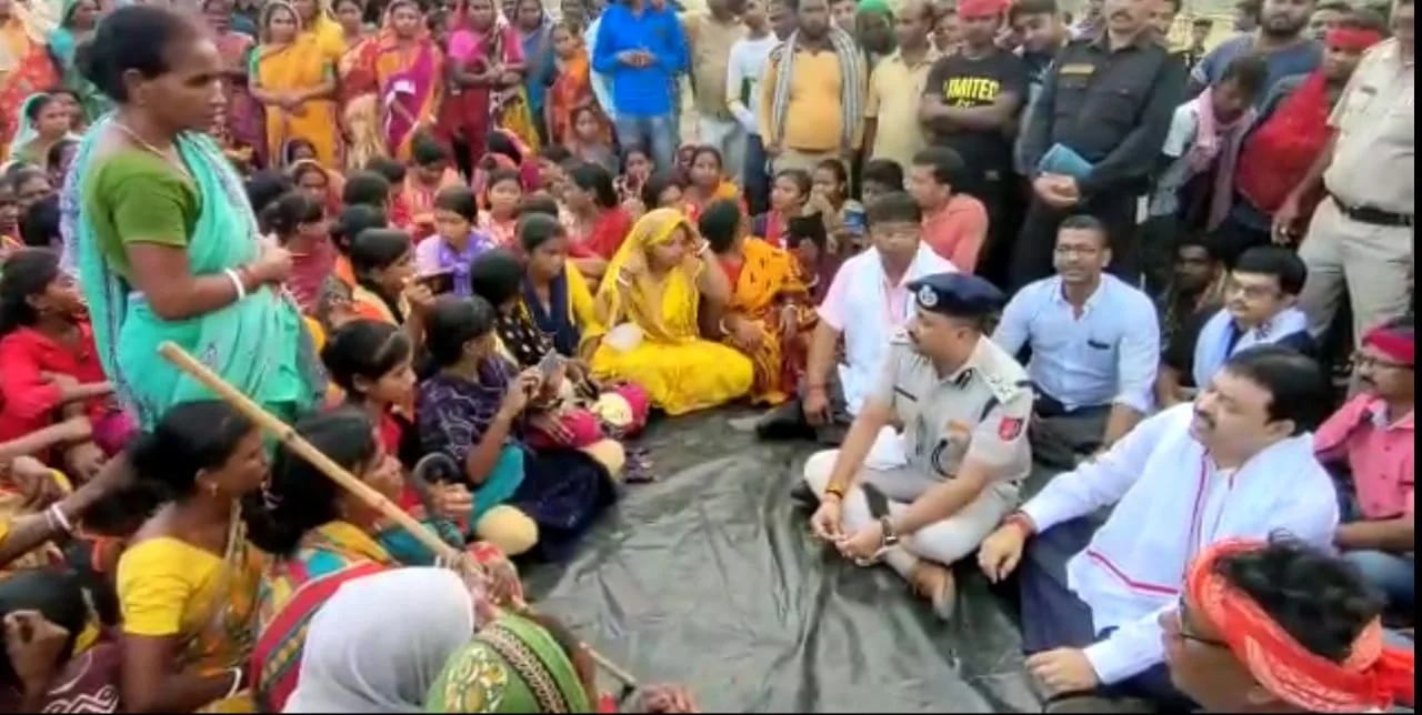 ডেউচা পাঁচামি:  কয়লা উত্তোলন প্রক্রিয়া পর্যবেক্ষণ করতে গিয়ে গ্রামবাসীদের কাছে সংবর্ধিত জেলাশাসক ও পুলিশ সুপার