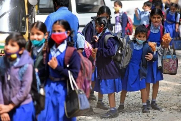 কর্নাটকের সরকারি স্কুলগুলিতে মিলবে না বিনামূল্যে সাইকেল সহ জুতো-মোজা, বিপাকে পড়ুয়ারা