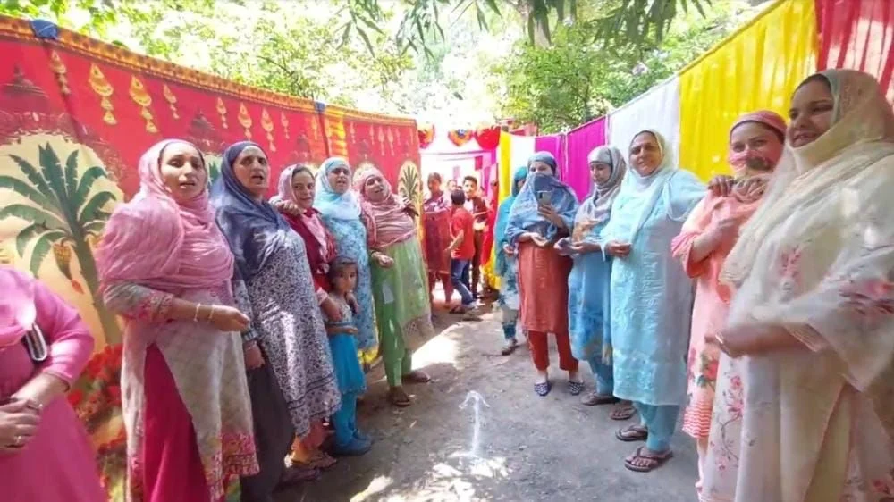 এক অন্য কাশ্মীর ফাইলসের গল্প বলে গান্ডেরবালের এই গ্রাম, অনাথ কাশ্মীরি পণ্ডিত কন্যার বিয়ে দিলেন মুসলিমরা
