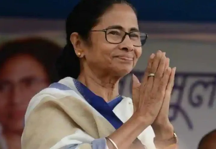 কালীঘাটের বাড়ি থেকে ধর্মতলার মহাসমাবেশের পথে তৃণমূল সুপ্রিমো