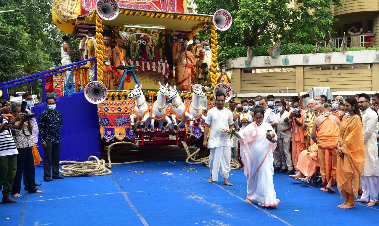 ইসকনের রথ যাত্রার সূচনা করলেন মুখ্যমন্ত্রী মমতা বন্দ্যোপাধ্যায়