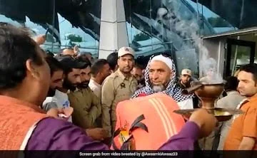 এক অন্য কাশ্মীর: নাত গেয়ে, গোলাপ দিয়ে শ্রীনগরে হাজিদের স্বাগত জানালেন কাশ্মীরি পন্ডিতরা,ভাইরাল ভিডিও