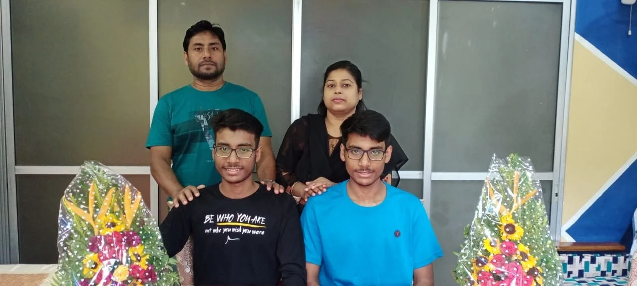 যমজ আর্শ ও আয়ান হতে চায় চিকিৎসক