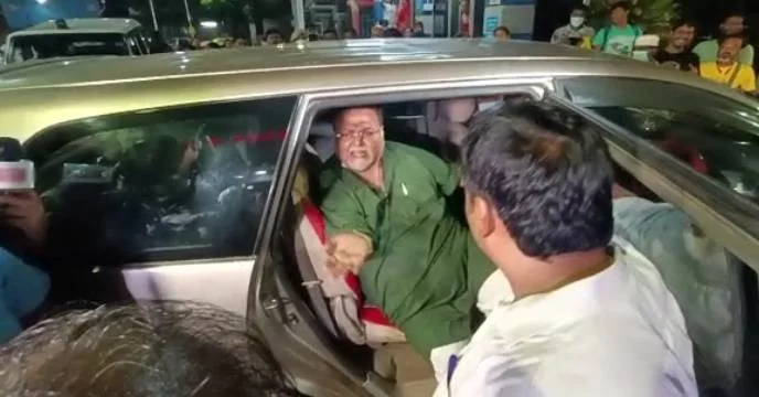 SSKM- নিয়ে আসা হল পার্থকে, হুইল চেয়ারে করে নিয়ে যাওয়া হল হাসপাতালের ভিতরে