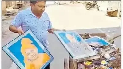 আবর্জনার গাড়িতে মোদি ও যোগীর ছবি!  চাকরি গেল সাফাইকর্মীর