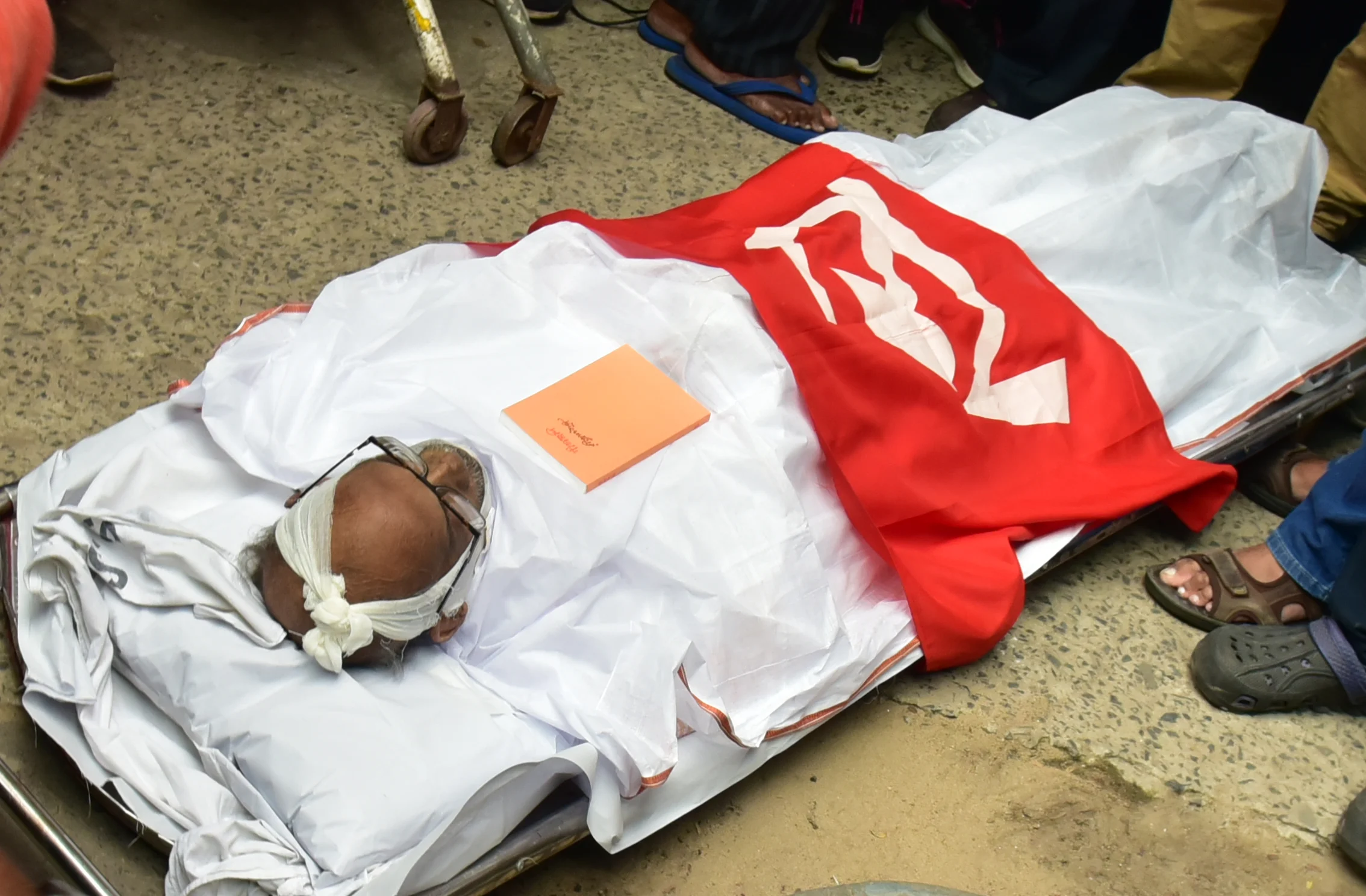 বুকে রাখা 'গীতাঞ্জলি', চিরবিদায় ক্যামেরার রোলের 'নায়ক' চির-তরুণ মজুমদার