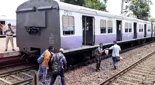 ফের বিপত্তি দক্ষিণ-পূর্ব রেলে, সাত সকালে খুলে গেল যাত্রীবোঝাই লোকালের দুটি বগির কাপলিং