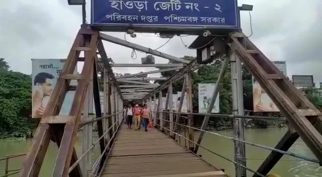 ২১ জুলাইঃ ফেরি পেরিয়ে ধর্মতলা অভিমুখী তৃণমূল কর্মী সমর্থকরা, দেখুন ছবি