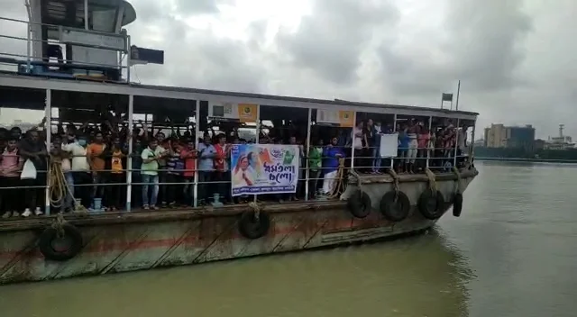 ২১ জুলাইঃ ফেরি পেরিয়ে ধর্মতলা অভিমুখী তৃণমূল কর্মী সমর্থকরা, দেখুন ছবি