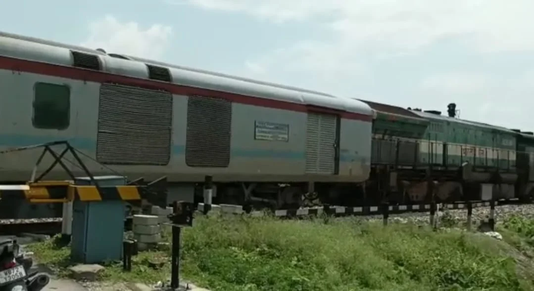 লেভেল ক্রসিং এ দাঁড়িয়ে পরল সিকিম- মহানন্দা এক্সপ্রেস, চাঞ্চল্য বিন্নাগুড়িতে