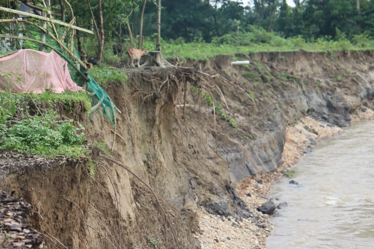 জলপাইগুড়ি জেলায় ছড়িয়ে ছিটিয়ে অসংখ্য নদী, বিপর্যস্ত জনজীবন