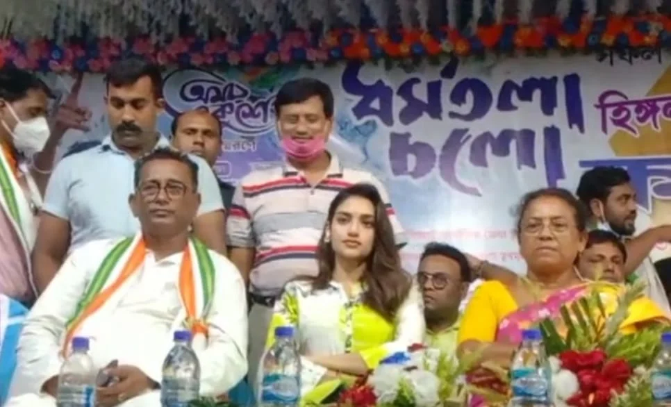 ২১শে জুলাই: করোনা সচেতনতার বার্তা, সাংসদ নুসরতকে সঙ্গে নিয়ে মাস্ক বিলি করলেন হিঙ্গলগঞ্জের বিধায়ক