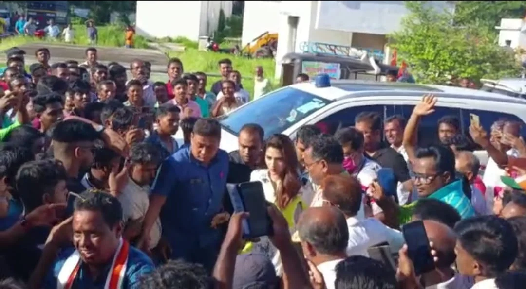 ২১শে জুলাই: করোনা সচেতনতার বার্তা, সাংসদ নুসরতকে সঙ্গে নিয়ে মাস্ক বিলি করলেন হিঙ্গলগঞ্জের বিধায়ক