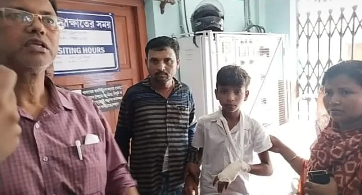 স্কুলের ছাদ ভেঙে আহত এংলো ওরিয়েন্টাল স্কুলের বেশ কয়েকজন ছাত্র